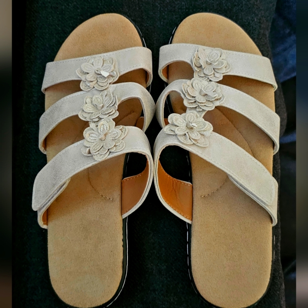 NWOT Emma Beige Floral Women's Sandals/Slides Size 9/EU 41
